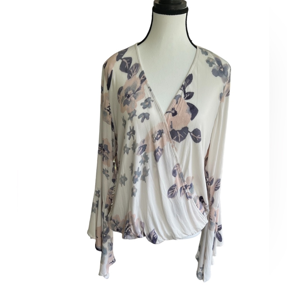 Style/Standard floral top with flutter sleeves size small